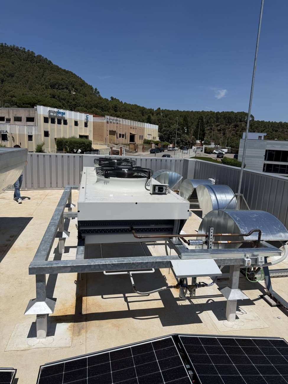 Gas cooler en cubierta con sistema adiabático