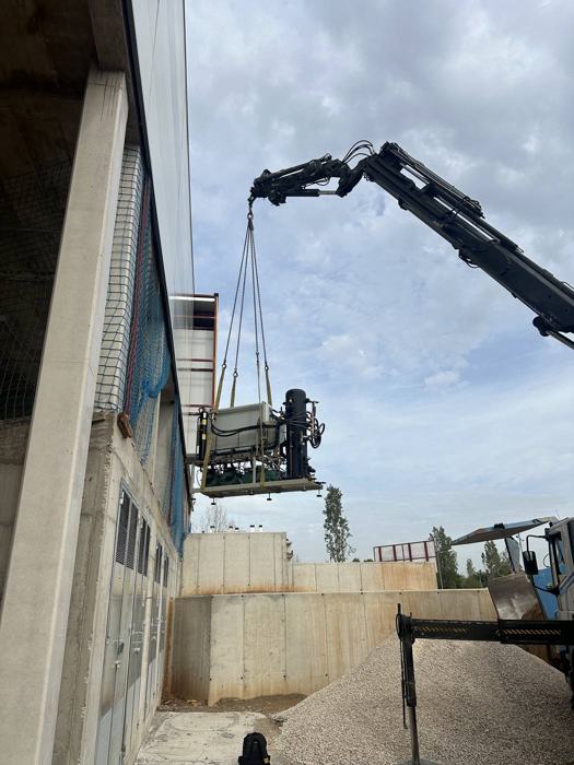 Izado de una central frigorífica con grúa durante una instalación