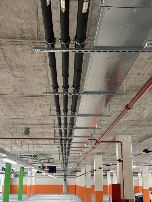 Red de tuberías de CO₂ (R-744) en un aparcamiento subterráneo