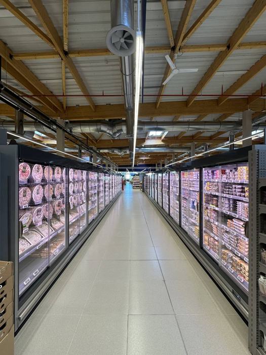 Pasillo de refrigerados en un supermercado