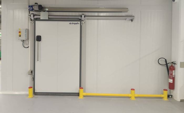 Puerta corredera de una cámara frigorífica industrial