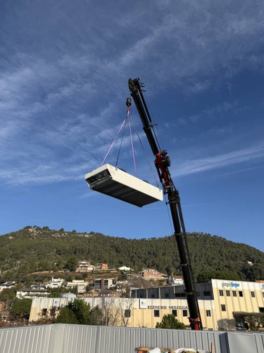 Alzado de gas cooler con grúa durante una instalación