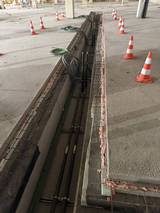 Galería técnica con tuberías y cableado en una instalación subterránea