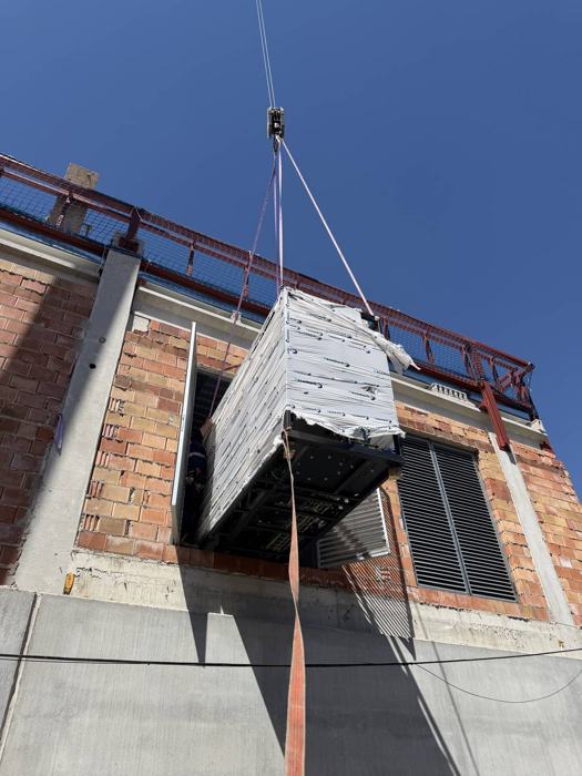 Alzado de central transcrítica de CO₂ a través de una apertura en fachada