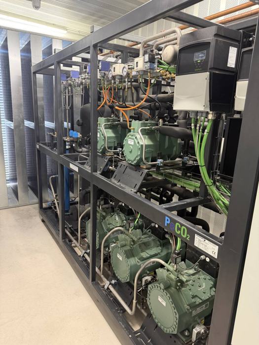 Detalle de los compresores y variador de frecuencia de una central de CO₂